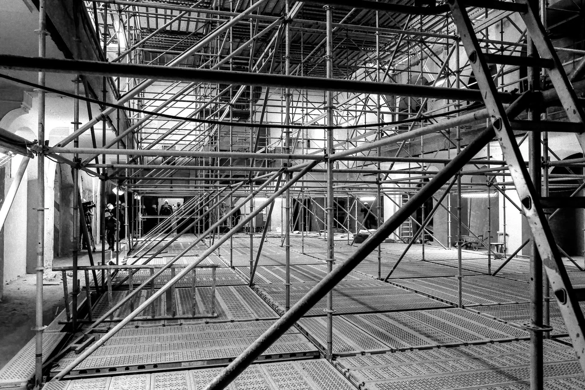 Schwarz-weiß-Shot einer Baustelle, Struktur und Tempo sichtbar.