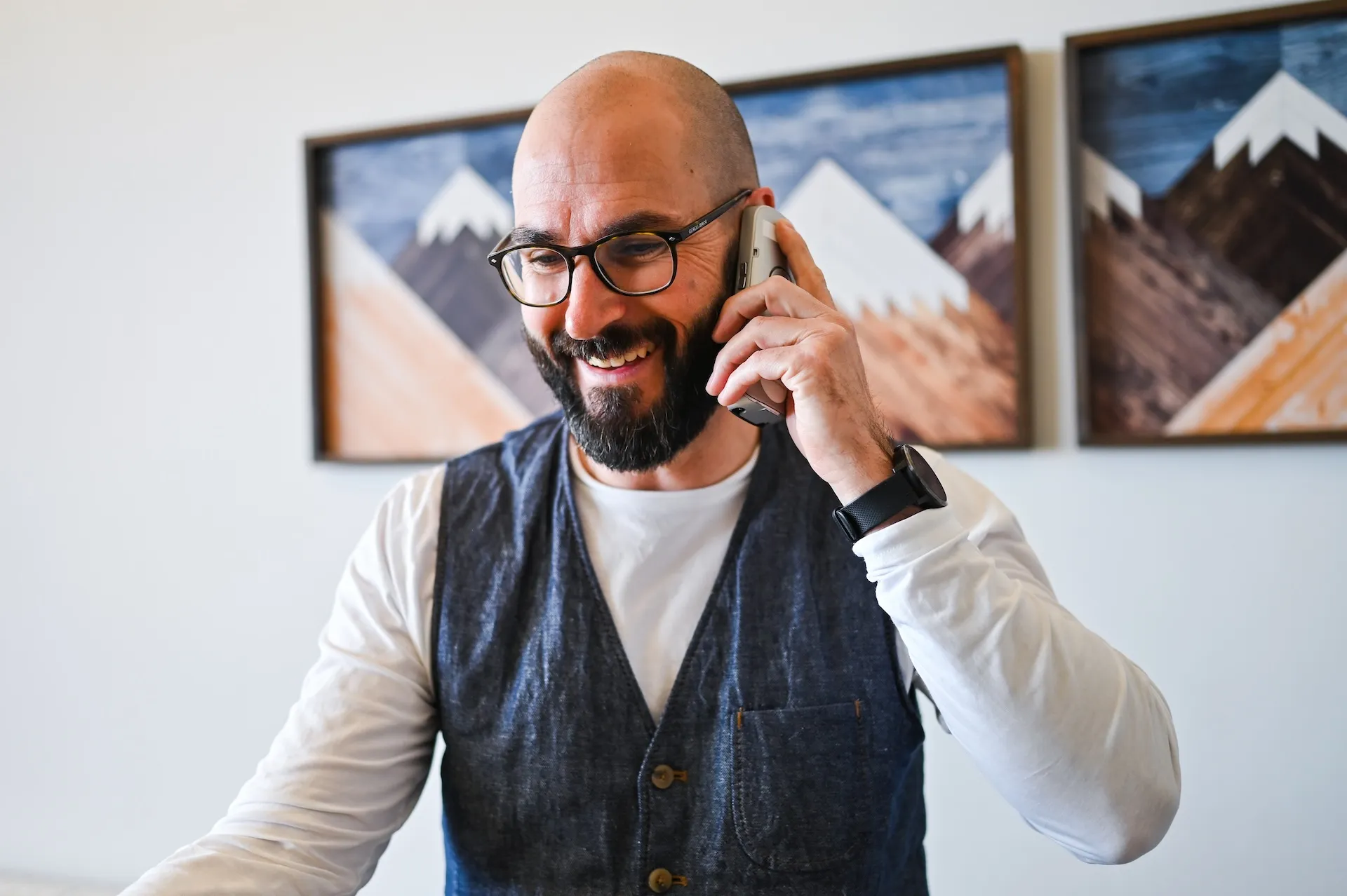 Mitarbeiter im Gespräch, modernes Business-Portrait.