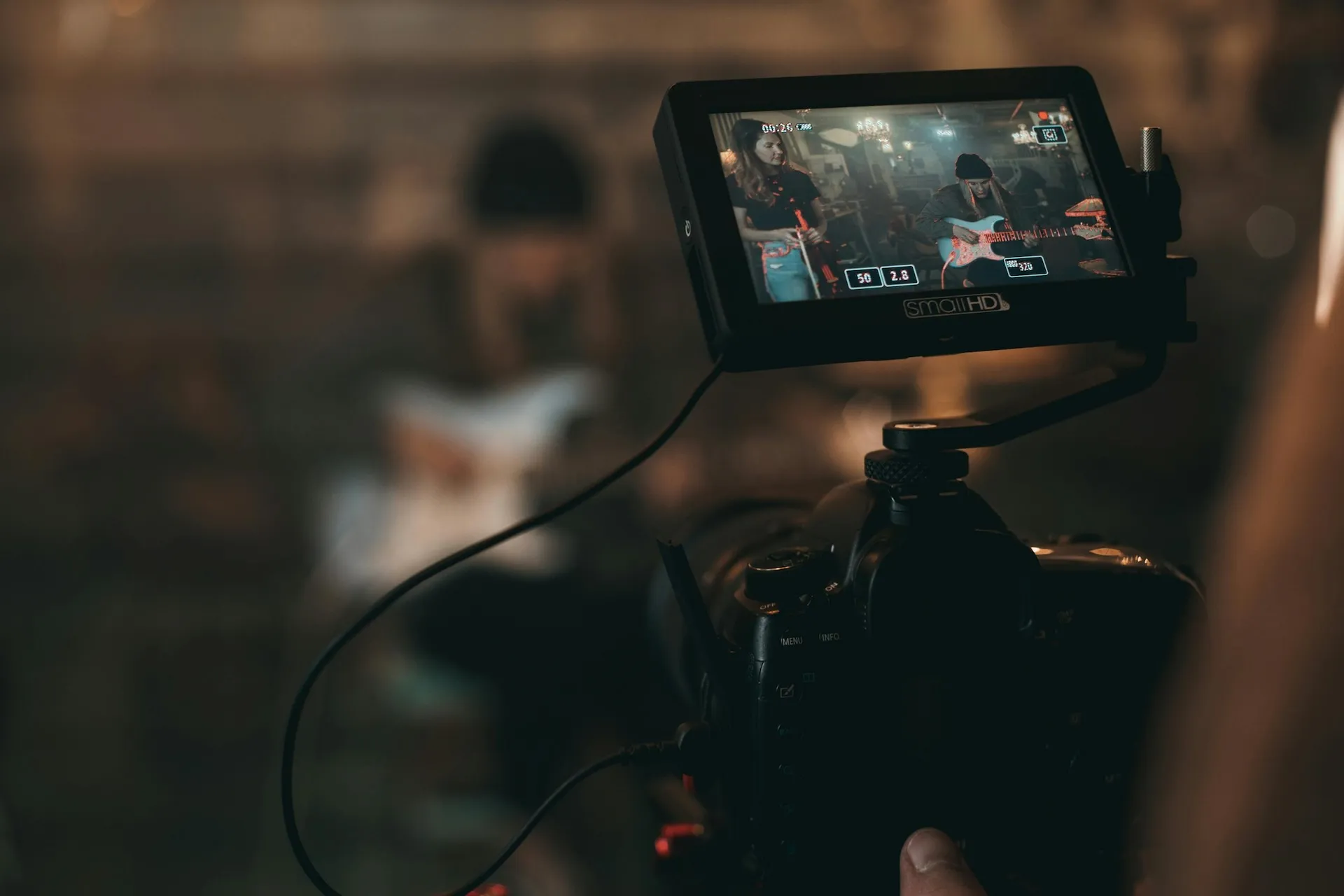 Professionelles Video-Setup, dynamisch, hochwertig, aufmerksamkeitsstark.